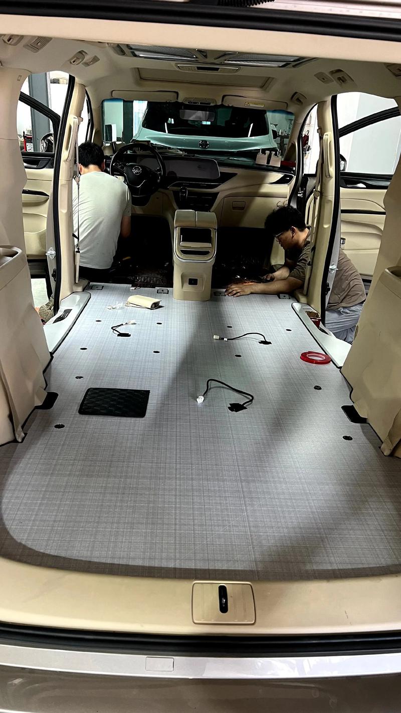 商务车地板安装效果